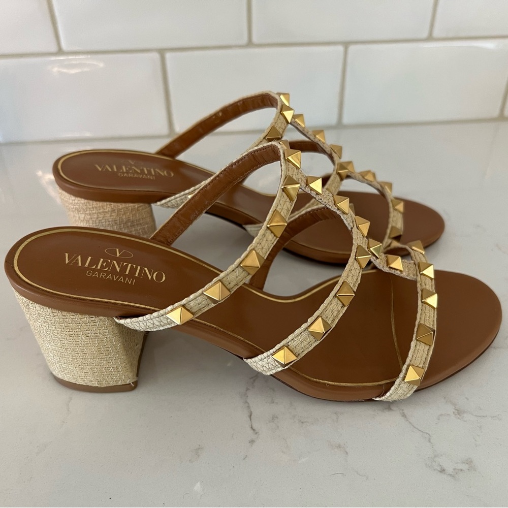 VALENTINO GARAVANI
Rockstud 60 Raffia Slide Sandals